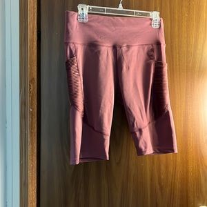 The tag says L/XL but there small, pocket on the sides